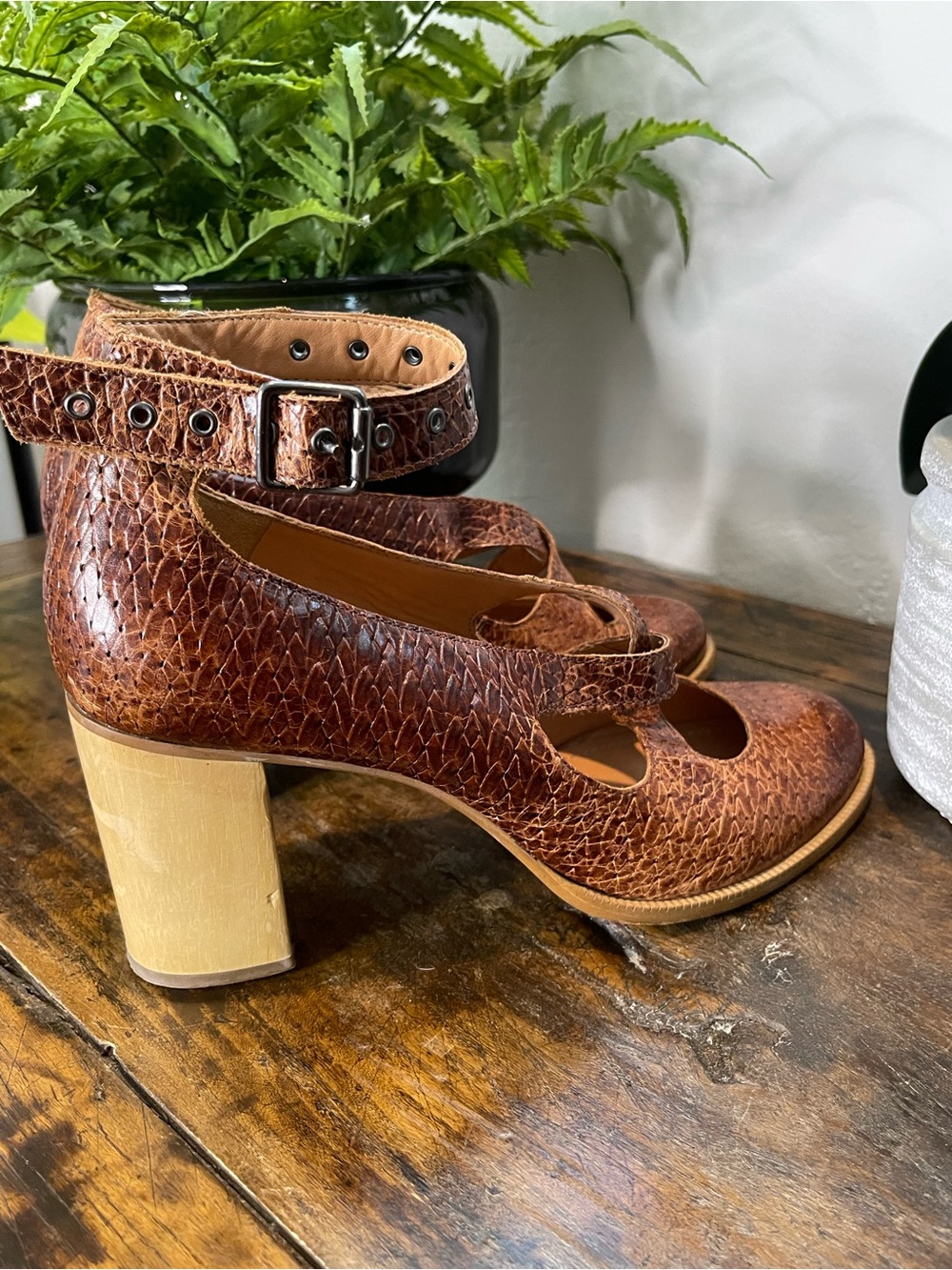 😍 Vintage Schuler & Sons Samba-style Textured Leather Wood Heel Mary Janes